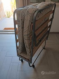 Letto pieghevole con ruore.