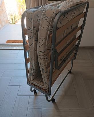Letto pieghevole con ruore.