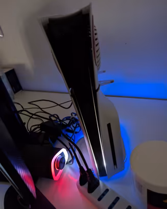 PlayStation 5 e monitor Samsung Odyssey G5
