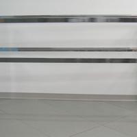 Tavolo in vetro per esposizione