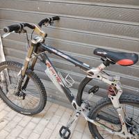 bicicletta mountain-bike GT