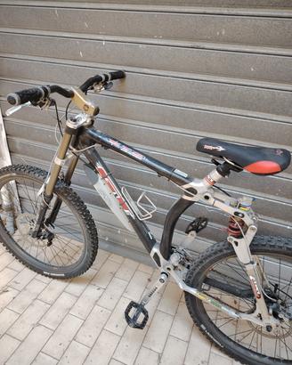 bicicletta mountain-bike GT