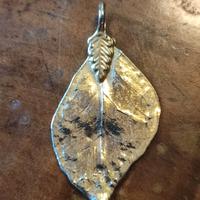 Ciondolo con vera foglia naturale placcata oro