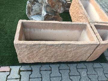 Fioriere in conglomerato di marmo e cemento