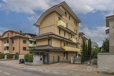Appartamento di 162 m² con 4 locali e box auto a L