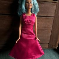 Barbie con capelli azzurri e vestito fucsia elegan
