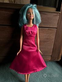 Barbie con capelli azzurri e vestito fucsia elegan