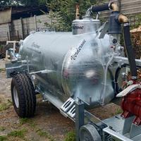 Cisterna d' acqua su ruote