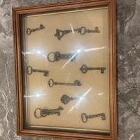 Bacheca con chiavi antiche