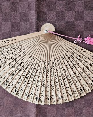  Ventaglio in Legno Traforato con Nappa Rosa