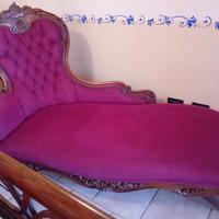 Chaise longue  in legno e tessuto color porpora