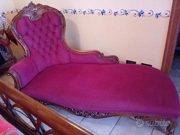 Chaise longue  in legno e tessuto color porpora