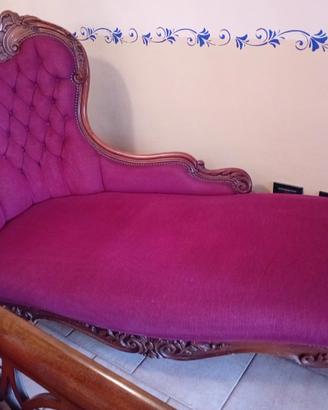 Chaise longue  in legno e tessuto color porpora