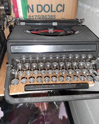 antiche macchine da scrivere. olivetti lettera 42