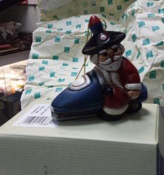 Babbo natale carabiniere di thun su motoslitta