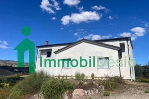 Villa di 256 m² con più di 5 locali a Picerno