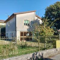 Casa indipendente con giardino e rimessa