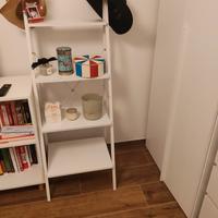 mobile consolle; libreria a scaletta e tavolo 