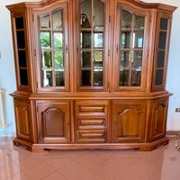 Credenza in legno massello con alzata vetrina