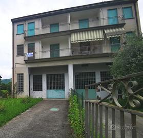 Porzione di casa con box di 100 mq e giardino