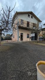 Immobile Polifunzionale con Capannoni e Abitazioni