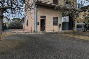 Immobile Polifunzionale con Capannoni e Abitazioni