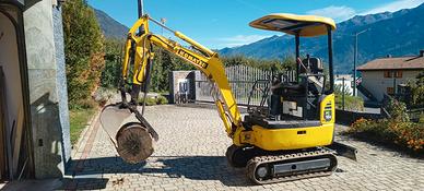 mini escavatore komatsu pc16r con pinza e martello