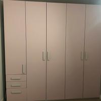 Armadio rosa e bianco