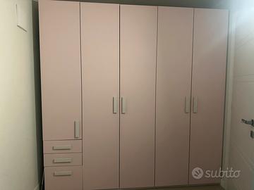 Armadio rosa e bianco