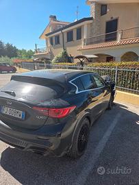 Infiniti Q30S incidentata