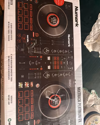 Numark Mixtrack Platinum FX - COME NUOVA.