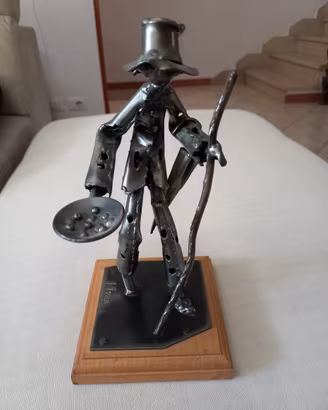 Scultura artigianale in metallo Il Viandante cm.24