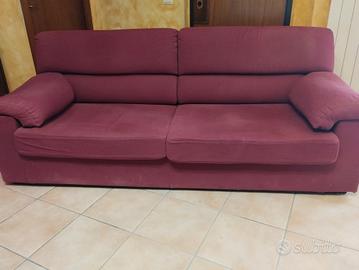 Divano due posti rosso. Prezzo trattabile 