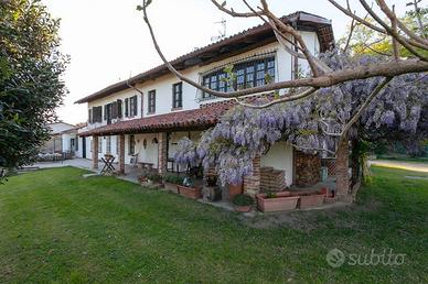 Villa con ampio giardino privato e terreno