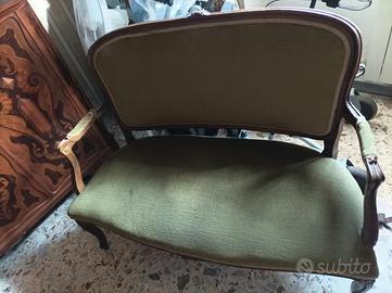 Divano in legno con tappezzeria verde