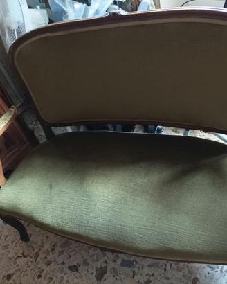 Divano in legno con tappezzeria verde