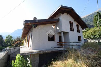 VILLA A SCHIERA D'ANGOLO A SAINT-VINCENT