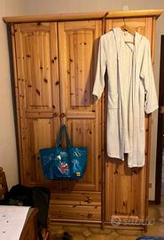 Armadio in legno massello