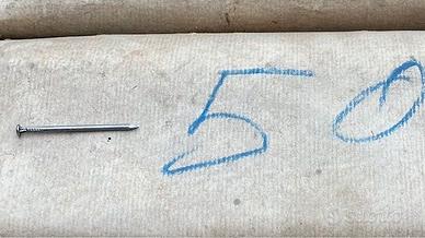 chiodi grandi in acciaio