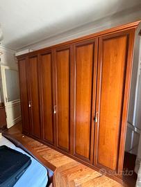 Armadio matrimoniale classico in legno color noce