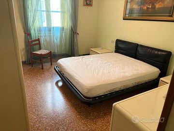 Ampia stanza matrimoniale arredata a Tivoli