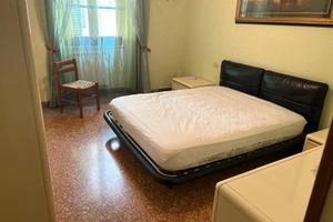 Ampia stanza matrimoniale arredata a Tivoli