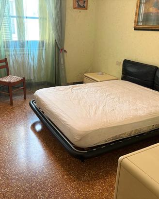 Ampia stanza matrimoniale arredata a Tivoli