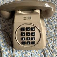 Telefono fisso vintage a tastiera.