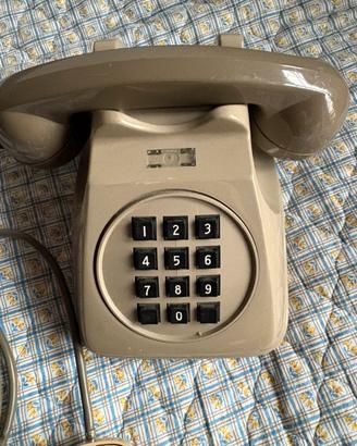 Telefono fisso vintage a tastiera.