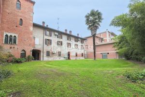 VP5355 VILLA STORICA IMMERSA IN UN PARCO IN CENTRO