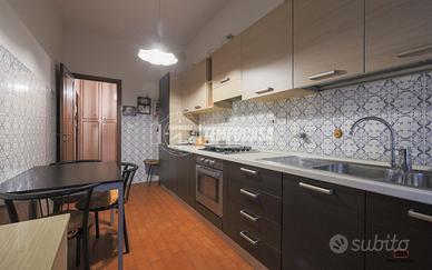 Ampio quadrilocale con balcone, garage e palazzina