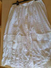 Gonna ampia tutta lavorata e ricamata 