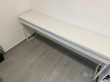 Scrivania Ikea con cassetti