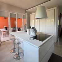 Cucina moderna CVM laccata con top in Lapitec